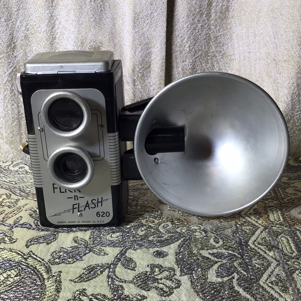 🔥SALE Vintage camera Flick'n'Flash 620 Herbert George w/flash reflector display